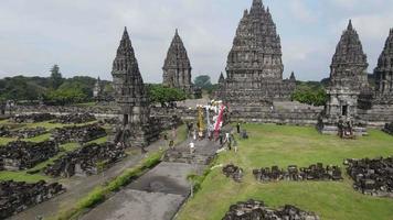 luchtfoto van indonesisch hindoeïsme mensen bidden in de prambanan-tempel in yogyakarta, indonesië. video