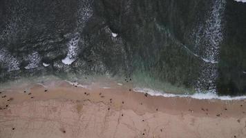 vista aérea de drones de férias de pessoas na praia de gunung kidul, indonésia
