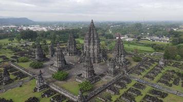 vista aérea templo hindú prambanan en yogyakarta, indonesia.