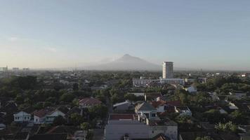naturskön flygfoto över berget merapi på morgonen i yogyakarta video