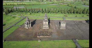 vista aérea del complejo del templo de arjuna en la meseta de dieng. video