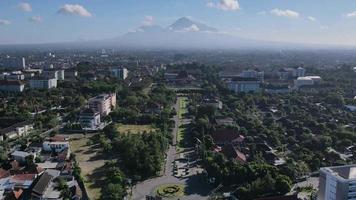vue aérienne de l'universitas gadjah mada à yogyakarta, indonésie.
