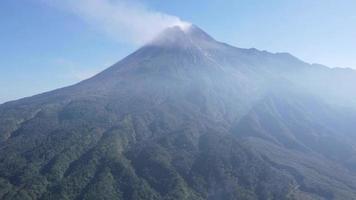 vista aérea de lapso de tiempo de la montaña merapi en indonesia video