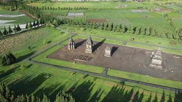 vista aérea do complexo do templo de arjuna no planalto de dieng. video