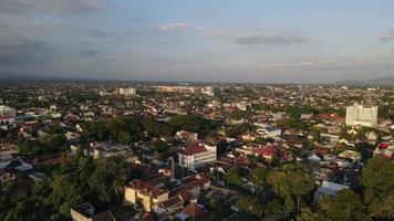 vista aérea da manhã nublada no centro de yogyakarta, indonésia video