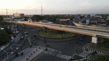 Vista superior aérea de la intersección del paso elevado con el coche en Indonesia video