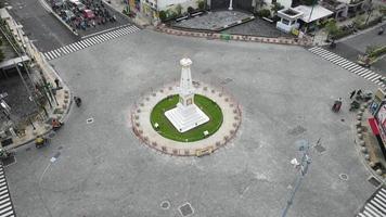 luchtfoto van tugu yogyakarta landmark met druk verkeer. video