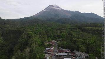 vista aérea de la montaña merapi activa con cielo despejado en indonesia