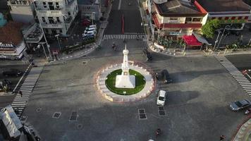 vista aérea del punto de referencia de tugu yogyakarta con mucho tráfico video