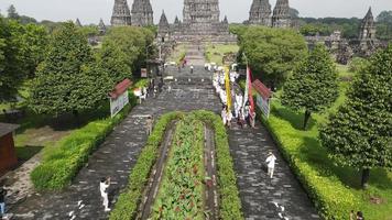 vista aérea do hinduísmo indonésio pessoas rezam no templo prambanan em yogyakarta, indonésia. video