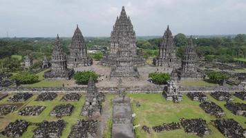 vista aérea templo hindú prambanan en yogyakarta, indonesia. video