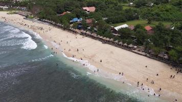 luchtfoto drone weergave van mensen vakantie in gunung kidul beach, indonesië video