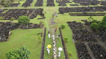 vista aérea do hinduísmo indonésio pessoas rezam no templo prambanan em yogyakarta, indonésia.
