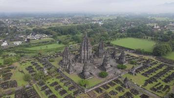 vista aérea templo hindú prambanan en yogyakarta, indonesia. video
