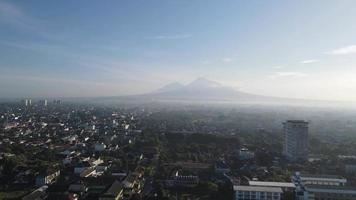 vue aérienne panoramique du mont merapi le matin à yogyakarta video