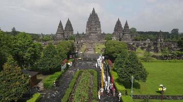 luchtfoto van indonesisch hindoeïsme mensen bidden in de prambanan-tempel in yogyakarta, indonesië. video