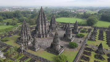 vista aérea templo hindu prambanan em yogyakarta, indonésia. video