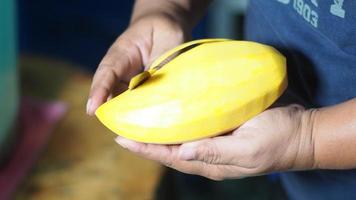 een mes gebruiken om rijpe mango's te schillen video