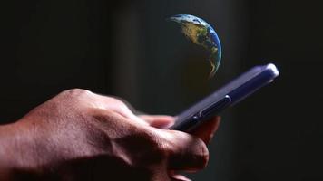 concept d'utilisation du téléphone mobile et de communication de données. envoyer des liens de données dans le monde entier video