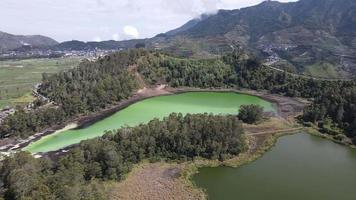 vista aérea del lago telaga warna en dieng wonosobo, indonesia video
