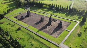 vista aérea del complejo del templo de arjuna en la meseta de dieng. video