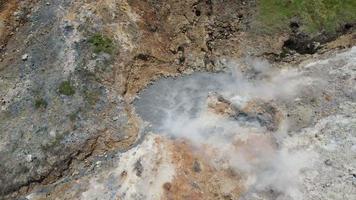 vista aérea del cráter sikidang con el fondo de vapor de azufre saliendo del pantano de azufre.