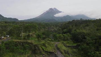 luchtfoto van actieve merapi-berg met heldere lucht in indonesië video