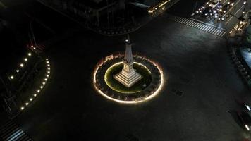 lapso de tiempo de la vista nocturna aérea de tugu jogja o monumento de yogyakarta, indonesia. video