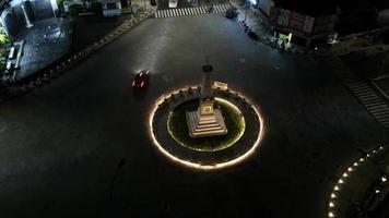 lapso de tempo da visão aérea noturna do monumento tugu jogja ou yogyakarta, Indonésia.