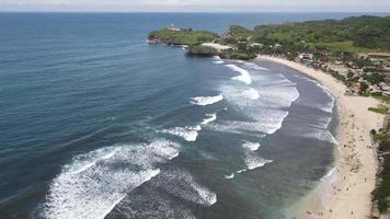 vista aérea de drones de personas de vacaciones en la playa de gunung kidul, indonesia video