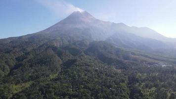 vista aerea della montagna merapi attiva con cielo sereno in indonesia video
