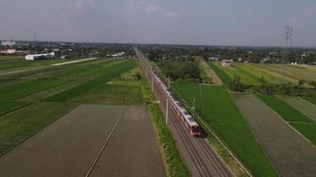 Flygfoto över tågskena med ny elektronisk stolpe för krl-tåg i yogyakarta, Indonesien video