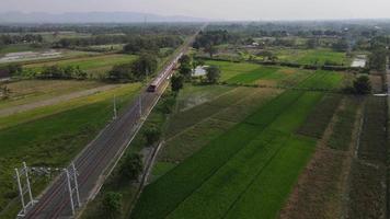 vista aérea del riel del tren con un nuevo poste electrónico para el tren krl en yogyakarta indonesia video