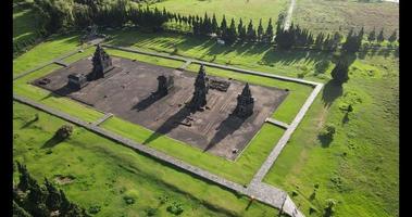 Luftaufnahme des Arjuna-Tempelkomplexes auf dem Dieng-Plateau. video