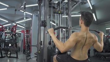 Sportlicher Mann, der Übung im Fitnessstudio trainiert video