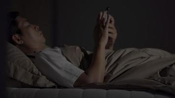 primer plano, hombre usando el teléfono en la cama en el dormitorio en casa video