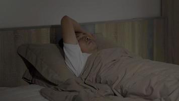 close-up, homem dormindo na cama no quarto em casa video