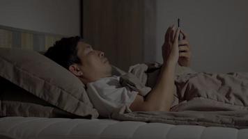 close-up, homem usando o telefone na cama no quarto em casa video