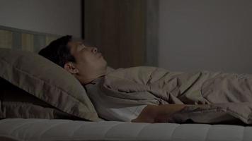 close-up, homem dormindo na cama no quarto em casa video