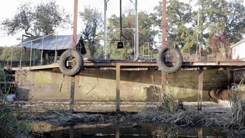 stadsafvoeren en vuil water stroomt langzaam de rivier in. rioolwater stroomt vanuit de stad het riool in. watervervuiling en industrieel afvalwater. mooi uitzicht op vervuilde waterlopen. het water dat werd gebruikt. video