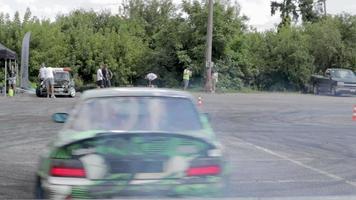 voiture à la dérive, chauffeur professionnel. voiture de dérive de course avec une épaisse fumée de pneus en feu. l'épuisement professionnel des voitures de course. par texte de voiture en physique russe du mouvement. ukraine, kiev - 22 juillet 2021. video