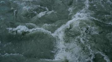 Wellen und Spritzer im schlammigen Wasser. video