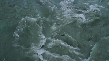 ondas e salpicos na água barrenta. video