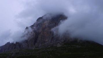 sombere wolken bedekken snel de berg. video