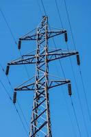 torre eléctrica de alto voltaje contra un fondo de cielo despejado. foto