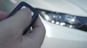 Pressing the button of the car key and the lights blink video