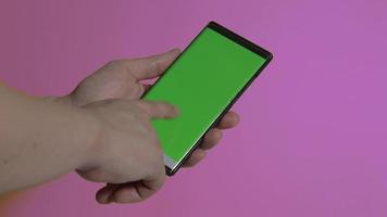 schermo dello smartphone. smart phone isolato su sfondo colorato. video