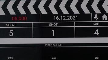 Filmklappe-Schnittstelle. digitale Nummer läuft und zählt vor dem Schießen video