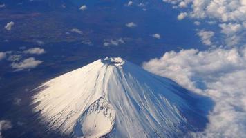 cima del monte fuji vista de pájaro de la gran y alta montaña fuji de japón. video