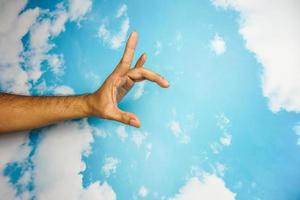 símbolo de la mano aislado del fondo del cielo. concepto de lenguaje de señas foto